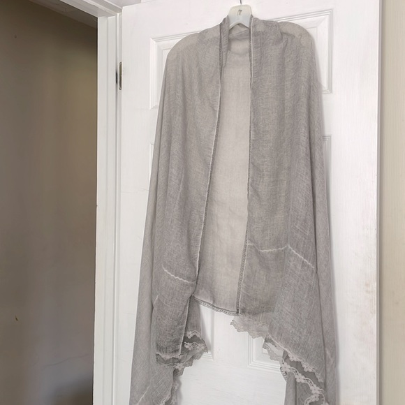 Gorgeous light grey shawl. Lightweight. With lace. Long. - Picture 1 of 7